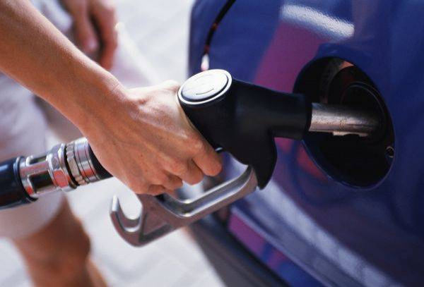 Как избавиться от запаха бензина в машине