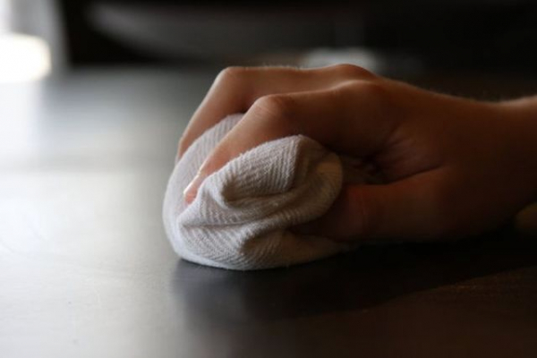Сначала пылесосите или мыть полы шваброй: как это делать правильно и что лучше