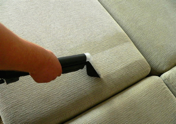 Чистка мягкой мебели в домашних условиях - средства и особенности сухой и влажной уборки