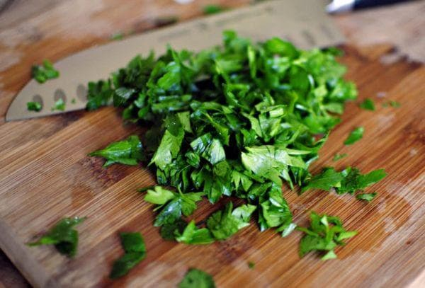 Самый простой и лучший способ нарезать овощи - нарезать или порезать ножницами