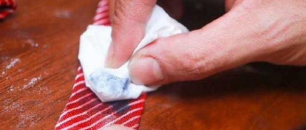 Как постирать галстук в домашних условиях, чтобы не повредить изделие?