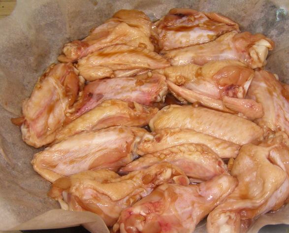 Аппетитные куриные крылышки с медом и соевым соусом: запечь на сковороде и в духовке