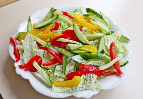 Яркий салат с куриной грудкой и пекинской капустой - готовим вкусно и полезно