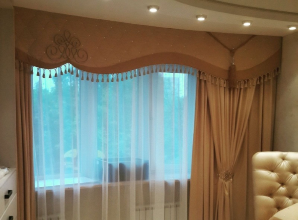 5 способов необычно повесить шторы, чтобы преобразить интерьер и внешний вид окна