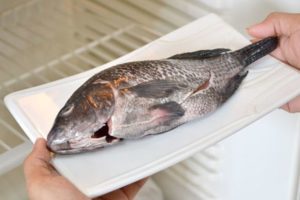 Как быстро разморозить рыбу перед приготовлением?