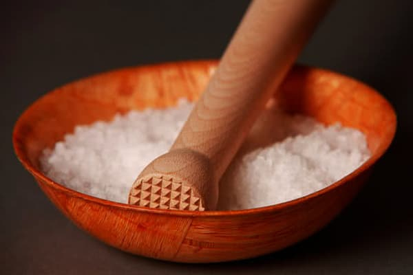 5 способов использовать соль для устранения запаха и влажности