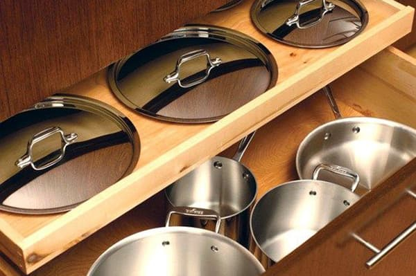 Инструменты для хранения крышек кастрюль и сковородок на кухне: лучшие идеи