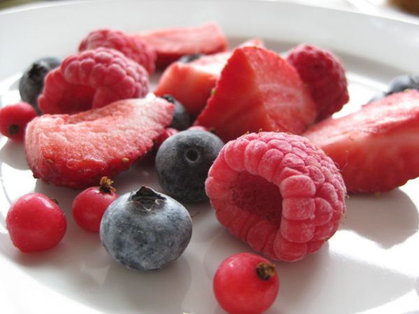Как заморозить малину на зиму в морозилке и холодильнике: подготовка фруктов, этапы заморозки, заготовки с сахаром