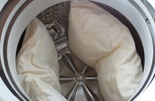 Как стирать подушки из холлофайбера в стиральной машине и можно ли это делать?