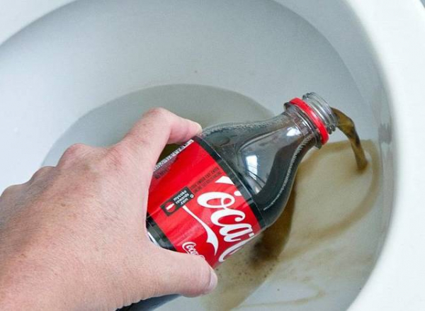 Как очистка ванной комнаты кока-колой и содой помоет сантехнику?
