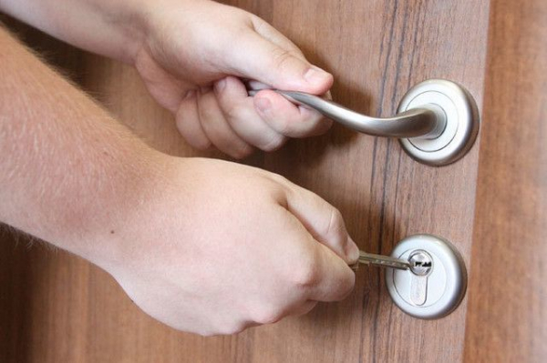 Сломался ключ в замке, как вынуть кусок и открыть дверь?