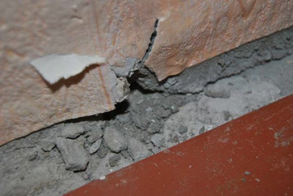 Как убрать трещины в плинтусах, наклеенных под потолок?