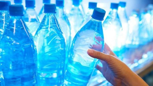 можно ли хранить воду в пластиковых бутылках и банках: виды пластика, свойства материала