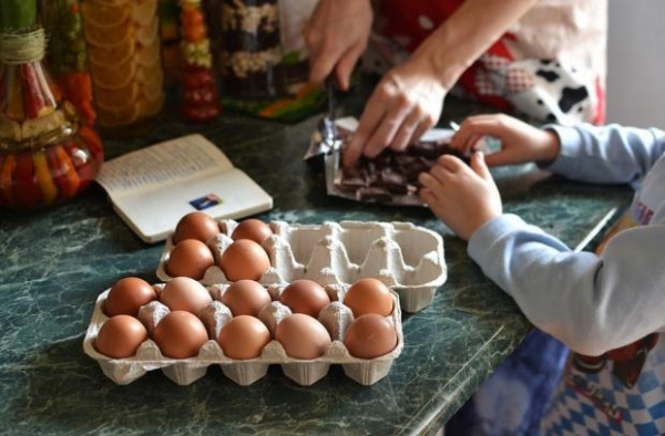 можно ли хранить сырые и сваренные вкрутую яйца в морозилке и как это правильно делать