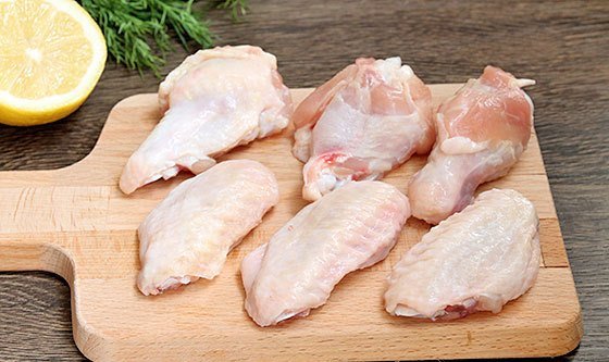 Аппетитные куриные крылышки с медом и соевым соусом: запечь на сковороде и в духовке