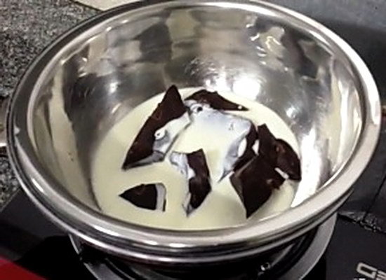 Как растопить шоколад в микроволновке, в пароварке для торта или фондю: простые секреты кондитерского мастерства