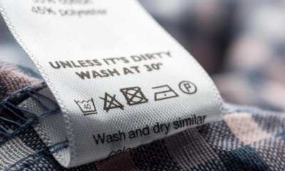 Как правильно постирать куртку на полиэфирной прокладке в автоматической стиральной машине и вручную: в каком режиме, при какой температуре, чтобы шпатлевка не потерялась?