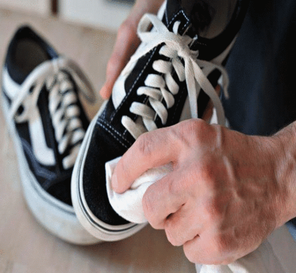 Как стирать замшевые кроссовки от разных видов грязи