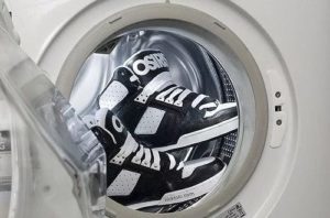 Как постирать пинетки и сапоги в стиральной машине и оно того стоит