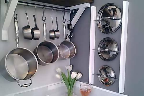 Инструменты для хранения крышек кастрюль и сковородок на кухне: лучшие идеи