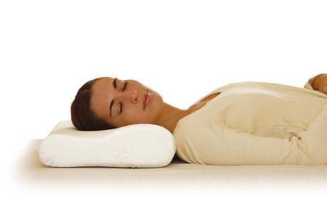 Как правильно спать на ортопедической подушке и как ее выбрать