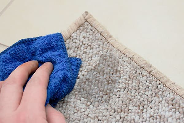 Как избавиться от запаха детской, кошачьей или собачьей мочи на ковре