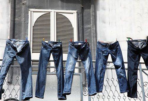 Как правильно стирать джинсы вручную, чтобы они не потеряли первоначальный цвет?