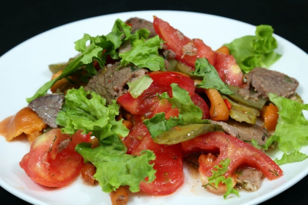 Без масла и майонеза: 5 фантастических салатов с необычной заправкой