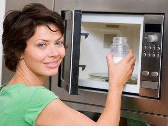 Почему нельзя нагревать молоко в микроволновке: коровье и грудное молоко могут быть опасны