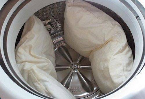 Как постирать подушки из холлофайбера в стиральной машине и не испортить изделия?