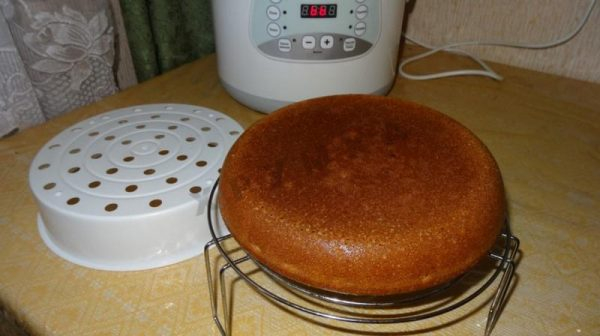 Жадная манна на кефире: готовим воздушный и пушистый торт для всей семьи