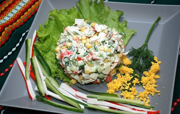 Самые вкусные салаты с крабовыми палочками - подборка рецептов