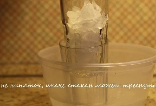 Как вынуть стакан из стакана, если он застрял: методы с водой, маслом, мылом