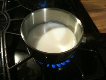 Почему нельзя нагревать молоко в микроволновке: коровье и грудное молоко могут быть опасны
