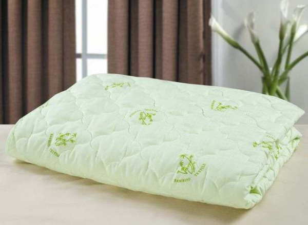Какое одеяло лучше всего подойдет новорожденному в кроватку, какой материал теплее