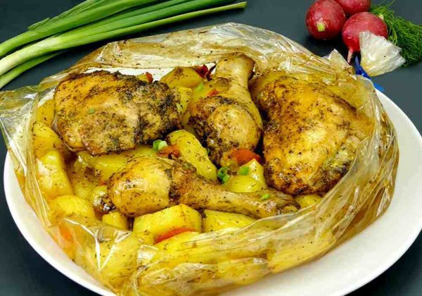 Сытный обед без лишних хлопот: курица с жареным картофелем в пакетике для запекания