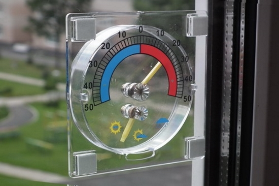 Как за секунды подключить градусник к пластиковому окну?