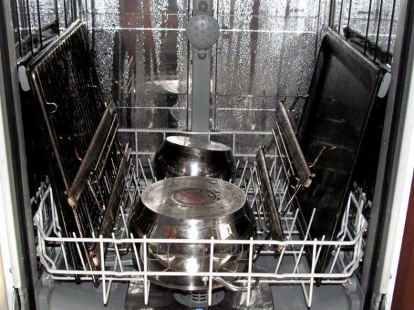 Как мыть кастрюлю в посудомоечной машине: типичные ошибки, которые допускает владелец посудомоечной машины