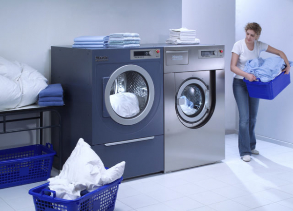 Как стирать рубашки в стиральной машине и вручную?