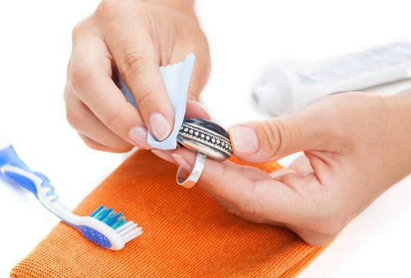 16 неожиданных способов использовать зубную пасту дома