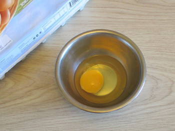 можно ли хранить сырые и сваренные вкрутую яйца в морозилке и как это правильно делать