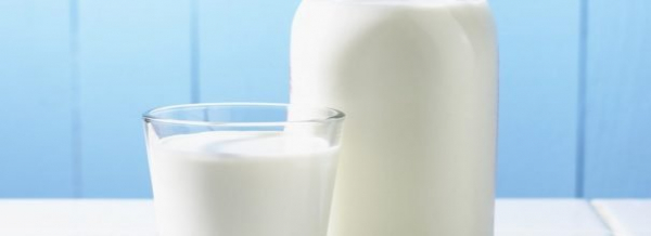 Как проверить качество и натуральность коровьего, козьего и сухого молока в домашних условиях