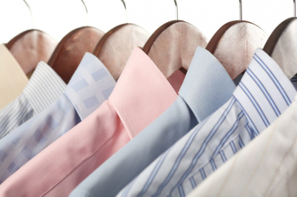 Как стирать рубашки в стиральной машине и вручную?