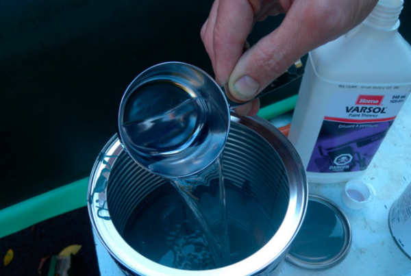 Акриловую краску можно разбавить водой, альтернативными материалами, пропорциями