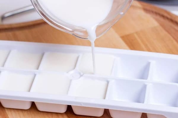 Молоко можно заморозить в морозилке, сколько можно хранить - ответы на наиболее часто задаваемые вопросы