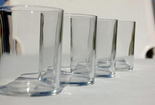 Как вынуть стакан из стакана, если он застрял: методы с водой, маслом, мылом