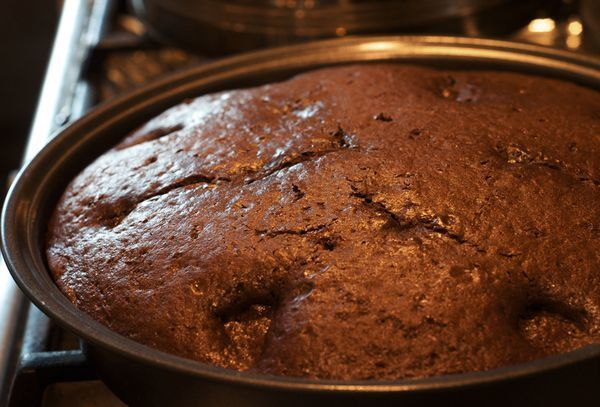 Дно выпечки горит в газовой духовке - а вдруг пирог не испечется?