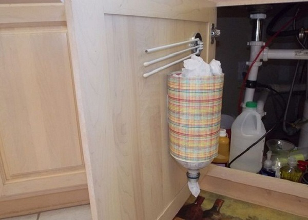 Как хранить пакеты на кухне и складывать их дома, как сделать органайзер из бутылки, банки, коробки