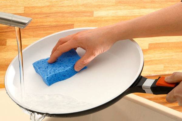 Очистка чугунно-алюминиевой сковороды от нагара дрелью в домашних условиях: обновить чугунную, алюминиевую, стальную сковороду