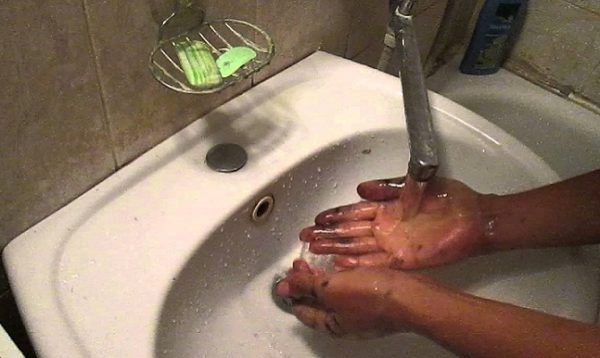 Пятна от перманганата калия: быстро и эффективно очищают руки, одежду и различные поверхности